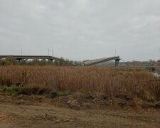 "Говорить про більше, ніж можна уявити": на Херсонщині підривають мости та зникають триколори