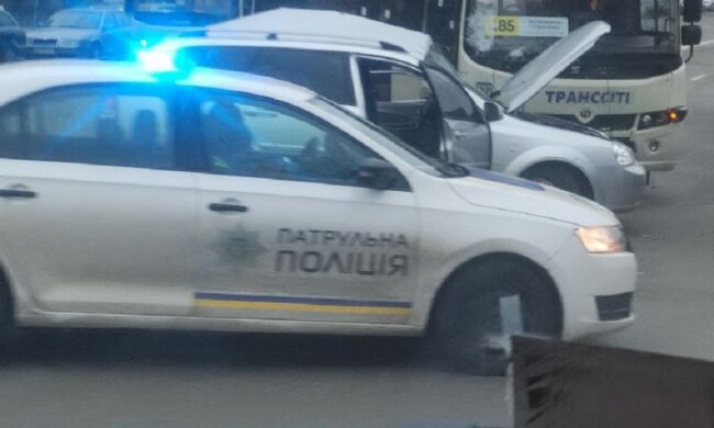 Багато "швидких" та поліції: у Києві жорстка ДТП, кадри з місця
