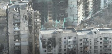 "Тримаюся, поки за мене б'ються": з'явилися важкі фото Маріуполя з повітря, скільки людей залишається в місті
