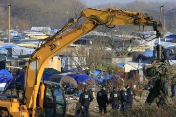 Мигранты из лагеря «Джунгли», который сносит французская полиция, разбредаются по другим нелегальным поселениям (фото)