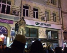 Протестующие в центре Киева разбили окна банка (фото)