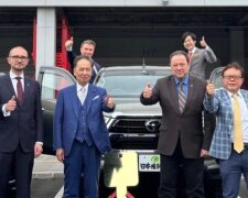 Оплатили з власних зарплат: японські депутати придбали десятки авто для захисників України