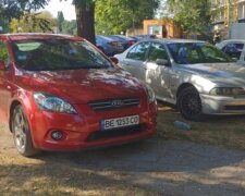 В Одесі водії захопили парк і перетворили його парковку: кадри неподобства
