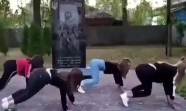 "Сумно стає за таку молодь": школярки осквернили пам'ять воїнів АТО, скандальне відео