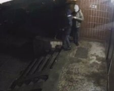 Нічний вандалізм у Києві: підлітки влаштували підпали під'їздів, відео з місця