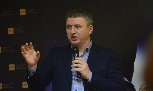 Юрій Романенко різко звернувся до Зеленського: “Ваш рейтинг буде злито в унітаз”