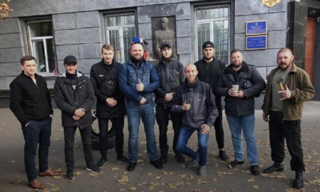 "Вслед за Жуковым": одесситы демонтировали еще один объект советской пропаганды, фото