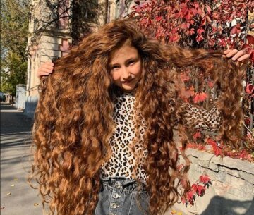 Юная харьковчанка пожертвовала роскошными волосами ради помощи ребенку: фото до и после