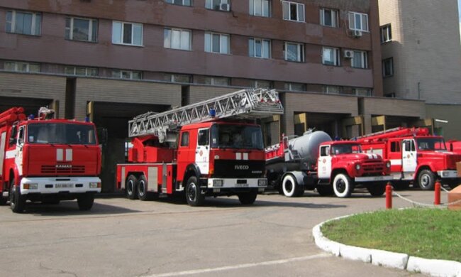 Вогонь охопив багатоповерхівку в Києві, йде масова евакуація людей: кадри НП