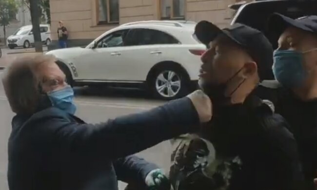 "Я воевал, а ты от РФ деньги получаешь": нардепа атаковали под Радой, видео