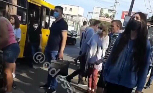 Полиция устроила облаву на маршрутки в Одессе, видео: "высадили всех..."