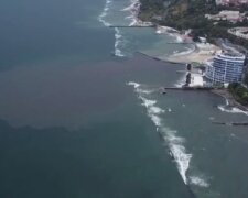 Величезна пляма в Чорному морі викликала ажіотаж в Одесі, відео НП: "Думали, не помітять"