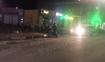 Массовая драка в Киеве попала на камеру, появилось видео: "Они на девушку стартуют"
