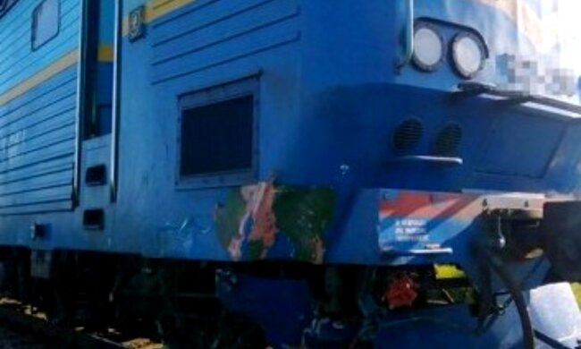 Поїзд перетворив авто з українцями на купу металу, з'явилися кадри з місця: "Цапом-відбувайлом зроблять..."