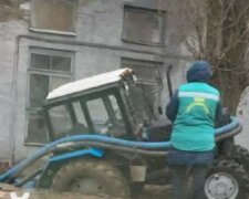 В Харькове трактор провалился под землю, фото с места ЧП: "во время выполнения работ..."