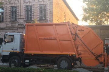 В Одессе ребенка снес мусоровоз: что известно о мальчике и кадры ДТП
