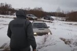 Водитель показал, как с помощью подручных средств вытащить авто из снега и грязи: видео лайфхака