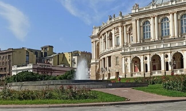 Вандали зіпсували улюблене місце відпочинку одеситів у центрі міста: кадри з місця