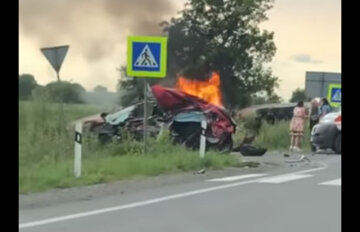 Відомий українець з дітьми розбився в ДТП, одна машина повністю зім'ята, інша згоріла: подробиці і кадри