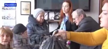 У "ДНР" вдовам "мобіків" вручили гуманітарку у чорних пакетах: відео "допомоги" від РФ