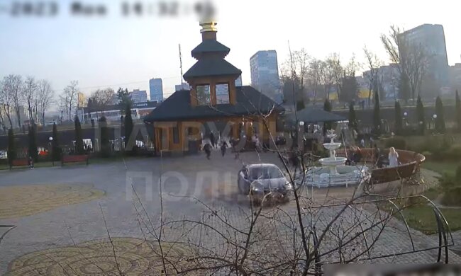 Біля церкви у Дніпрі поліція відкрила стрілянину по авто: з'явилося відео з місця