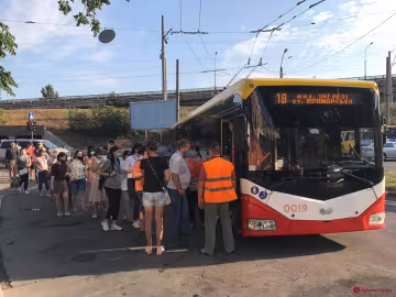 В одесском транспорте за пассажиров взялись с новыми силами, фото: "драки, разбитые стекла и двери"