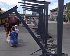В Киеве ребенок чудом спасся от рухнувшей балки на остановке, видео: "На волосок от беды"