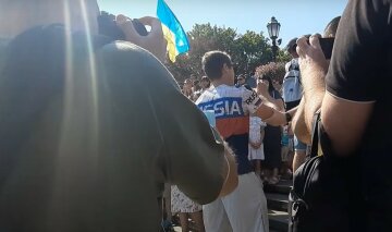 Мужчина в футболке с триколором РФ явился на поднятие украинского флага: полиция среагировала, видео