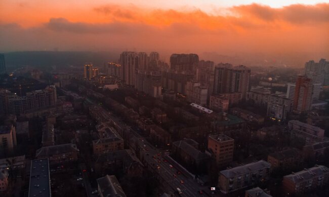 Фантастичне природне явище помітили у небі над Києвом: яскраві кадри