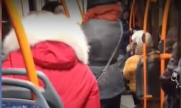 Пенсіонерки влаштували бійку в тролейбусі Одеси: бійня потрапила на відео
