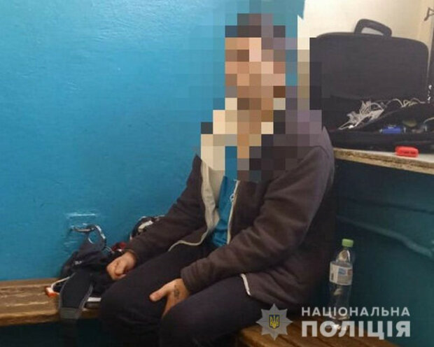Мужчина решил проехаться в метро с запретными веществами, фото: срочно съехалась полиция