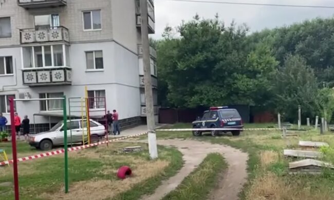 Тіла подружжя знайшли біля під'їзду: кадри трагедії на Дніпропетровщині