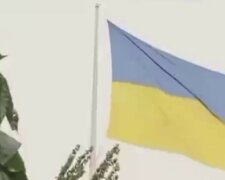 В Харькове молния попала в самый высокий флагшток: появилось видео