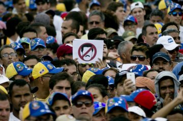 У Венесуелі багатотисячна акція протесту, є загиблі