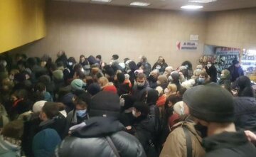 Колапс в метро Києва, виникла величезна тиснява: деталі і кадри НП
