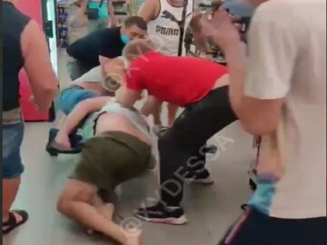 В одесском супермаркете  мужчины устроили побоище из-за маски: появилось видео драки