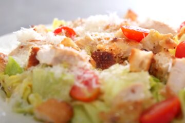 Дуже смачний салат "Цезар" та соус до нього: кулінар видала секрет приготування