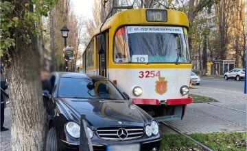 Не успел проскочить: в Одессе трамвай впечатал в дерево водителя на Mercedes, кадры