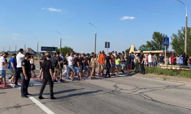 Українці повстали з вимогою пом'якшити карантин: перекрито міст, кадри