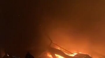 "Бавовна знатная": небо под Курском стало красным после взрыва, огонь быстро распространяется