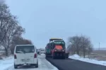 На дороге в Одесской области асфальт стелят прямо в снег, видео: "Не придется чистить трассу"