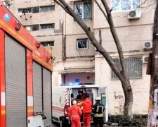 Пожар в многоэтажке Одессы, людей и ребенка вынесли из горящей квартиры: кадры ЧП от спасателей