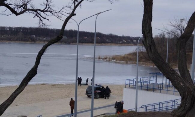 Трагедія на Дніпрі: маленькі діти опинилися в крижаній воді, кадри з місця
