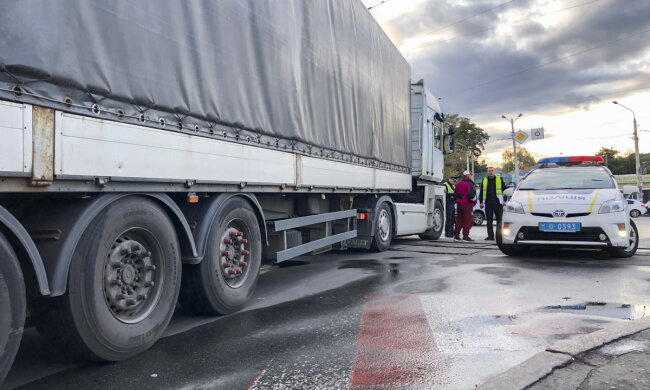 В Киеве фура переехала женщину у всех на глазах: леденящее душу видео 18+