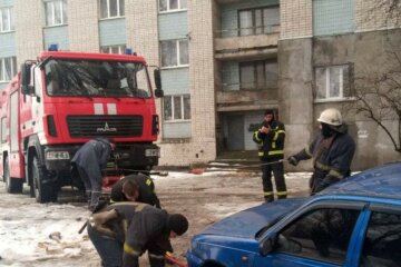 Легковушка провалилась под землю в Харькове, кадры с места ЧП: "не знал, что там..."