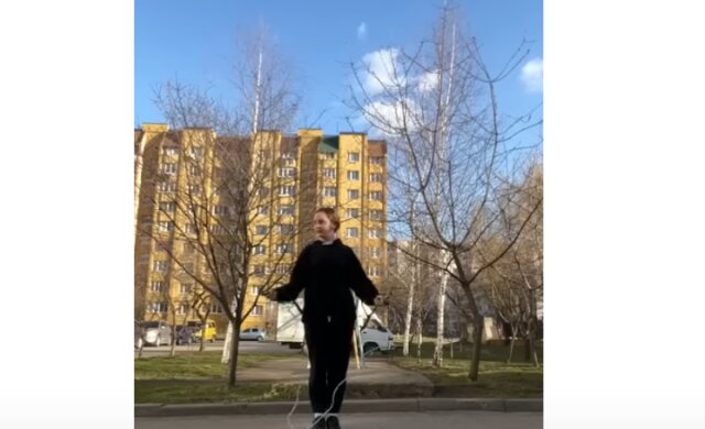 Резонансная история девочки со скакалкой: украинцы ответили, кого они поддерживают - соцопрос