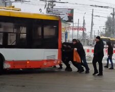 В Одессе люди толкали заледеневший троллейбус, полиция перекрыла движение: видео подвига