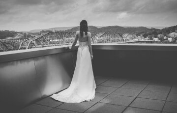 невеста сзади, черно-белое фото