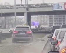 "Когда очень спешишь": водитель дерзко объехал пробку в Киеве, видео