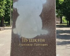 Пушкіна вирішили "дерусифікувати": як виглядає пам'ятник після атаки